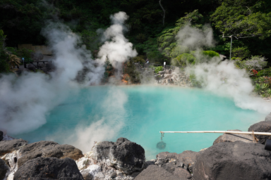 別府地獄めぐりの真っ青な海地獄