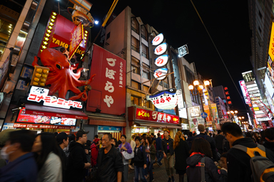 道頓堀の通りと観光客