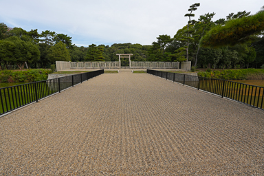 百舌鳥古墳群の前方後円墳を上空から見たような構図。