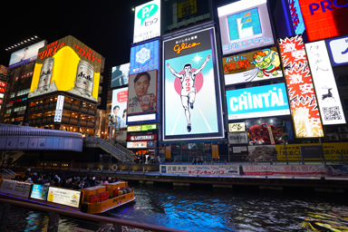 道頓堀のグリコ看板と川沿いの風景