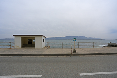 佐渡島の恋するバス停と海と山