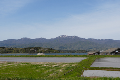 佐渡島の加茂湖と雪をかぶった山