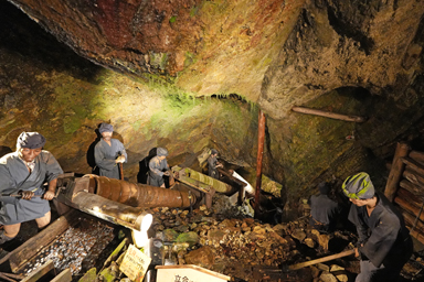 佐渡金山の坑道で働く人のジオラマ模型
