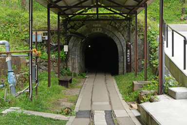 佐渡金山のトロッコの坑道入り口