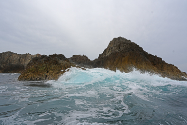 佐渡の尖閣湾の荒々しい岩と激しく打ち寄せる波