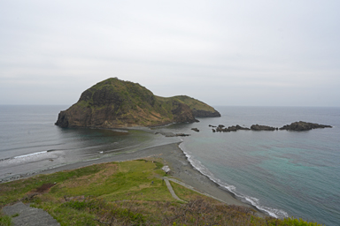 佐渡の二ツ亀と真っ青な海