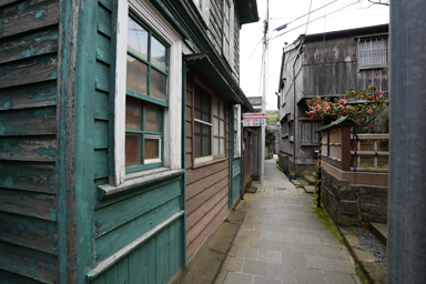 宿根木の細い路地にある緑の家の郵便局