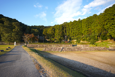 安土城跡の石段と山道