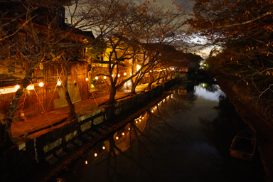 近江八幡の水郷と白壁の町並み
