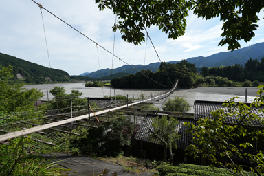 塩郷の吊橋と大井川の流れ