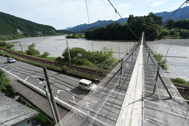 塩郷の吊橋から道路と線路と川