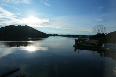 浜名湖の湖面と朝日