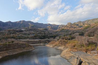 ダムからの寒霞渓の眺め