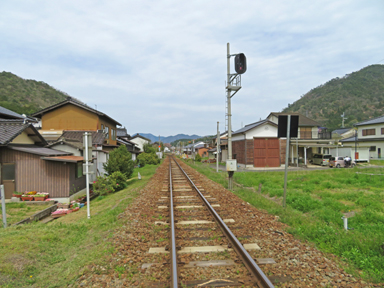 竹田駅の駅舎と山並み