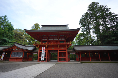 香取神社の赤い境内風景