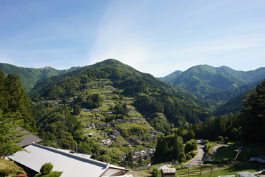 落合集落の山間の家並み
