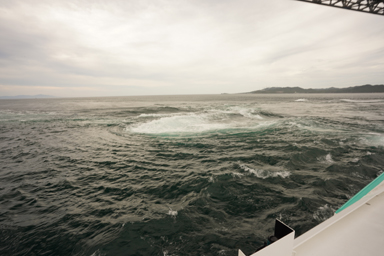 鳴門の渦潮の迫力ある流れ