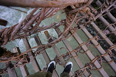 かずら橋の足元と川