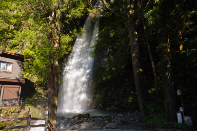 大雨のあとのあふれる琵琶の滝