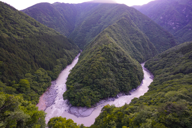 ひの字渓谷の曲がりくねった川