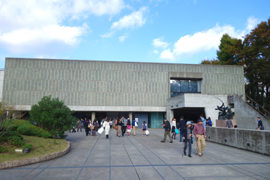 上野の森に佇むル・コルビュジエ設計の建築物。
