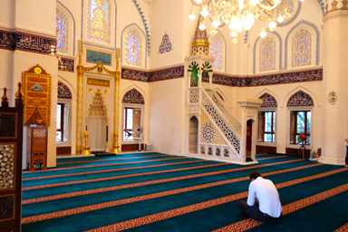 東京ジャーミイのモスクの中）