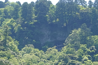 山の下からの投入堂