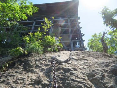 三徳山の絶壁の鎖場