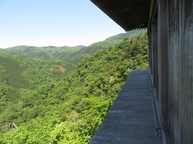 三徳山三佛寺 文殊堂の建物と崖