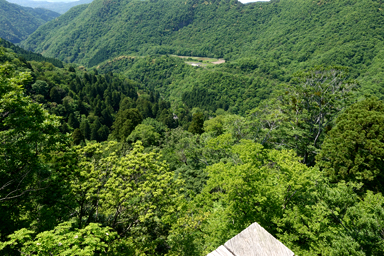 三徳山の木造建築と断崖
