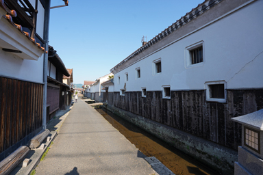 倉吉の白壁土蔵群と赤瓦の町並み