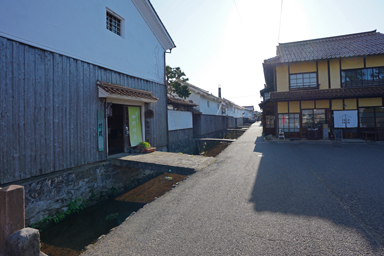 倉吉の古い町並みと小川の風景