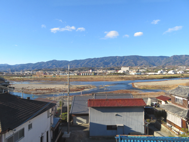 紀の川の流れと山並み