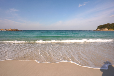 白浜の青い海の波際