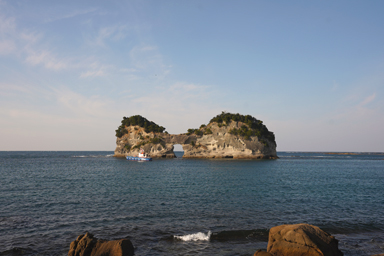 白浜の穴の開いた円月島