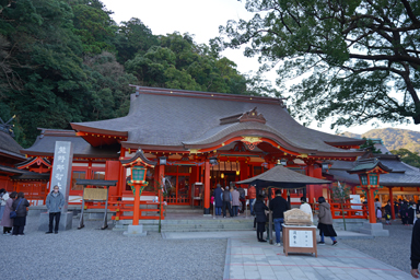 熊野那智大社の社殿と朱塗りの柱