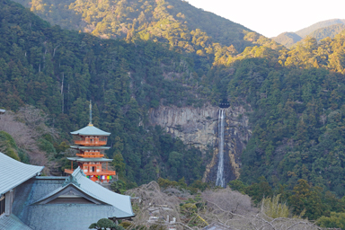 那智の滝と三重塔の遠景