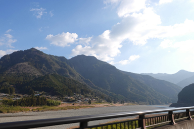 熊野川の流れと山並み