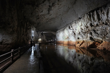 秋芳洞のまっすぐな洞窟内部
