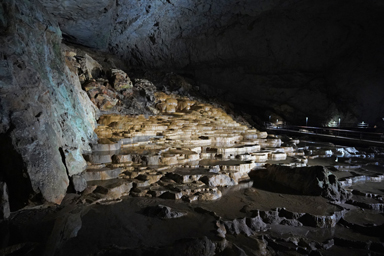秋芳洞の鍾乳洞の棚田