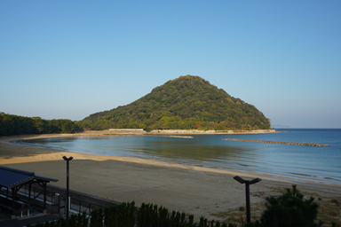 海に浮かぶ指月山