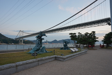 関門海峡と壇之浦古戦場跡の像
