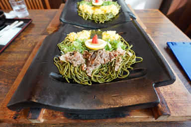 瓦の上に茶そば