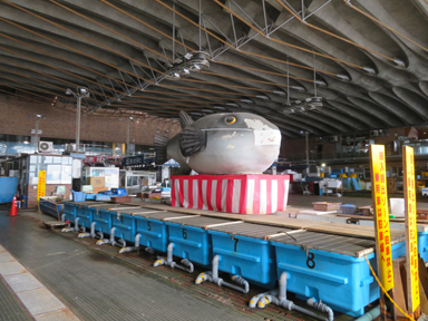 唐戸市場のふぐの像