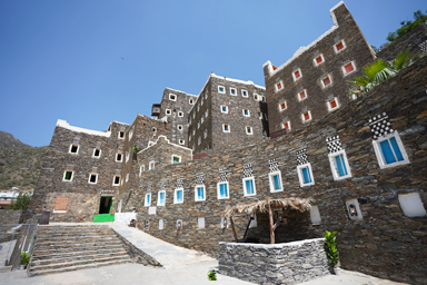 リジャール・アルマー村の石造りの要塞にはカラフルな青の窓