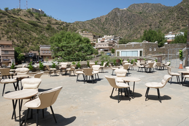 観光寄りのため世界遺産にならないかも村のレストランの風景