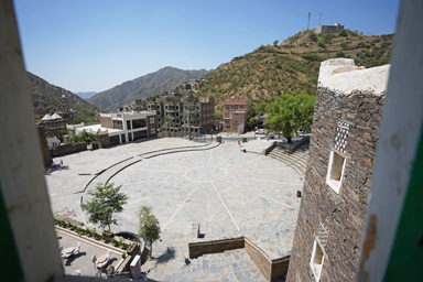 リジャール・アルマー村の正面入り口には円形の広場