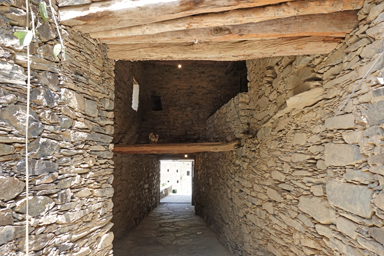 リジャール・アルマー村の敵の侵入を防ぐための細い道には上に隠れた空間のある構造