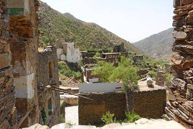 リジャール・アルマー村の端は再建されていない朽ちて残る石の家