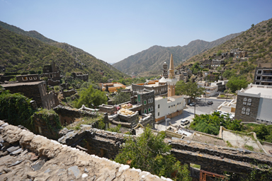 リジャール・アルマー村のまわりは山々に囲まれた風景